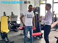 國外健身房，客人擼鐵日常
